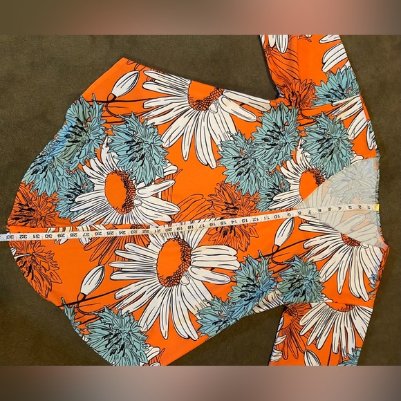 77. Ladies Floral Printed V-Neck and Half Sleeve Blouse.Size:S - Picture 12 of 13